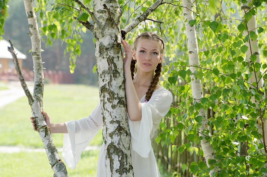 Women in Slavic costumes in Antananarivo