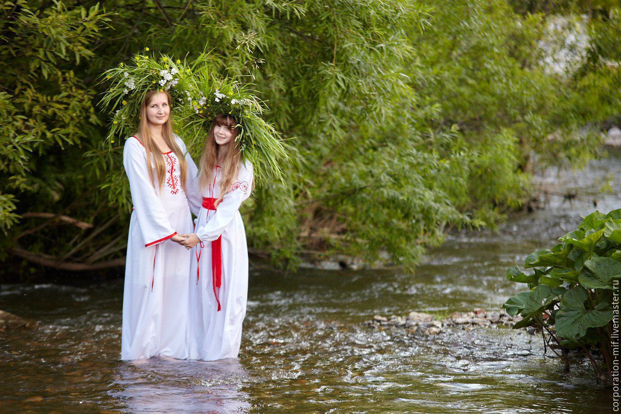 Women in Slavic costumes in Antananarivo