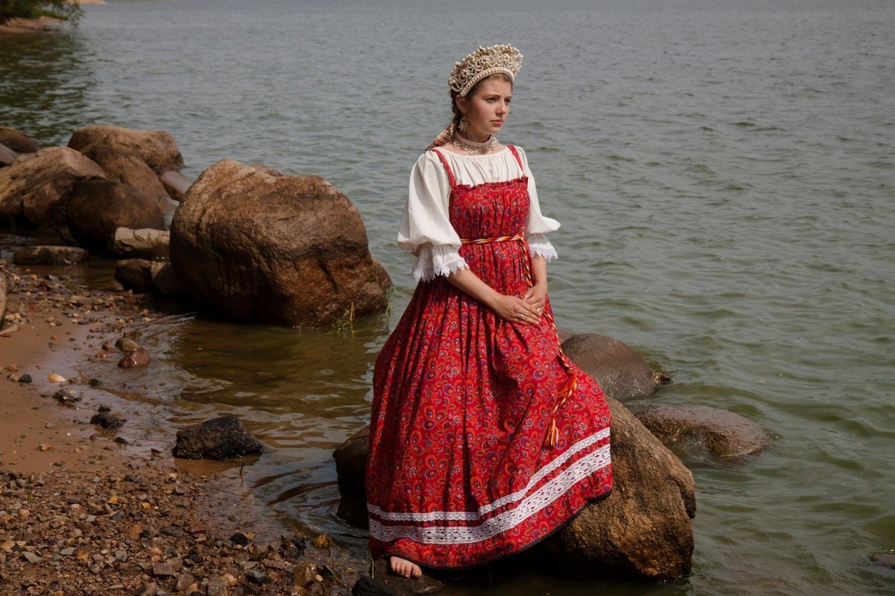 Women in Slavic costumes in Antananarivo
