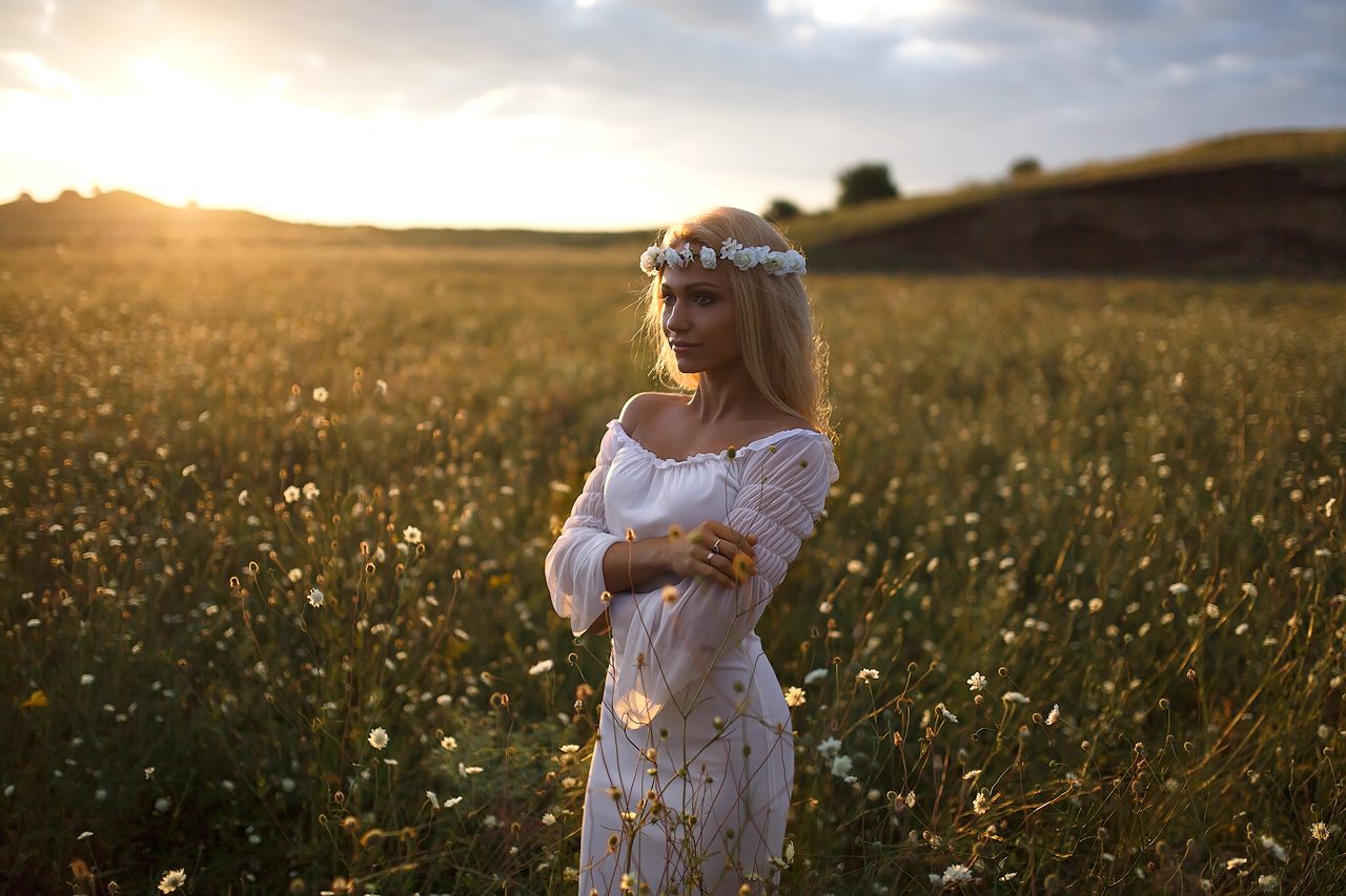 Girls in Slavic costumes in Antananarivo
